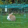 Dobar 6-eckiges Freilaufgehege-Set mit Schutznetz, Futternapf und zwei Kaninchen im Garten.