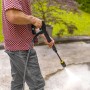 Kärcher Hochdruckreiniger K 7 im Einsatz: Terrasse reinigen mit Wasserdruck.