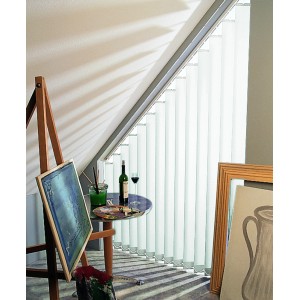 Weißes Lamellenvorhang-Set (150x260cm) im Raum mit Dachschräge für Sicht- und Sonnenschutz.