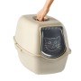Cappuccino-farbene Rotho Katzentoilette Eco Bailey mit Haube und Schwingtür wird getragen.