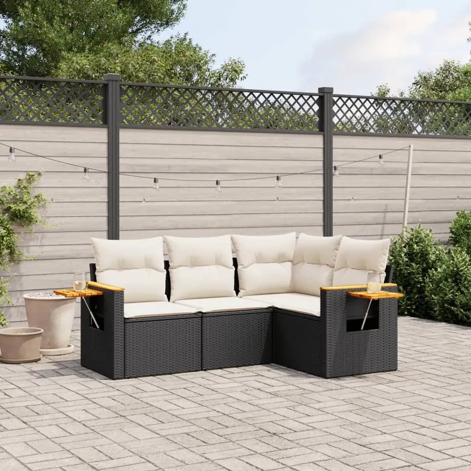 Schwarze 4-tlg. vidaXL Garten-Sofagarnitur aus Rattan mit cremeweißen Kissen und Beistelltischen.