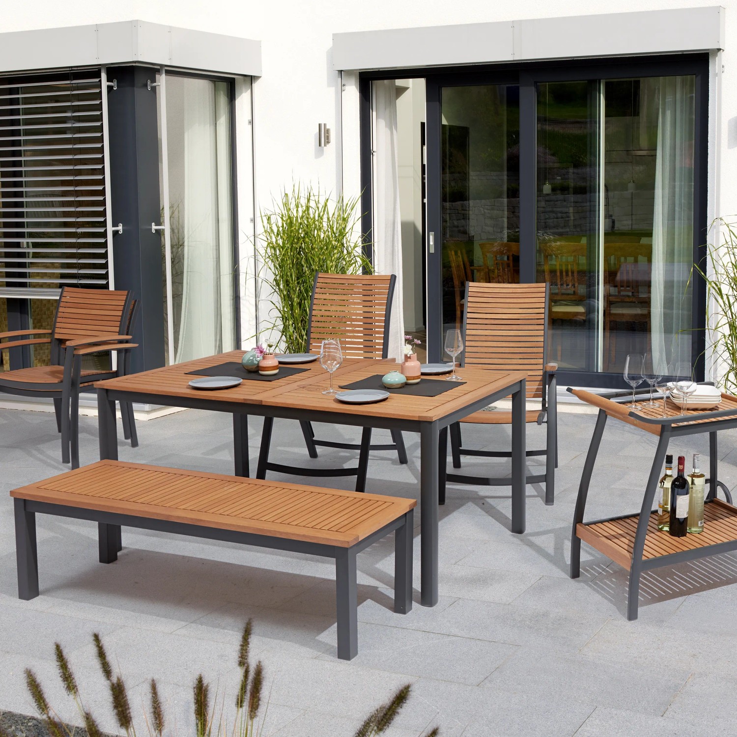 Gartenmöbelset Bonlee: Tisch, Stühle, Bank und Servierwagen aus Eukalyptusholz und Aluminium.