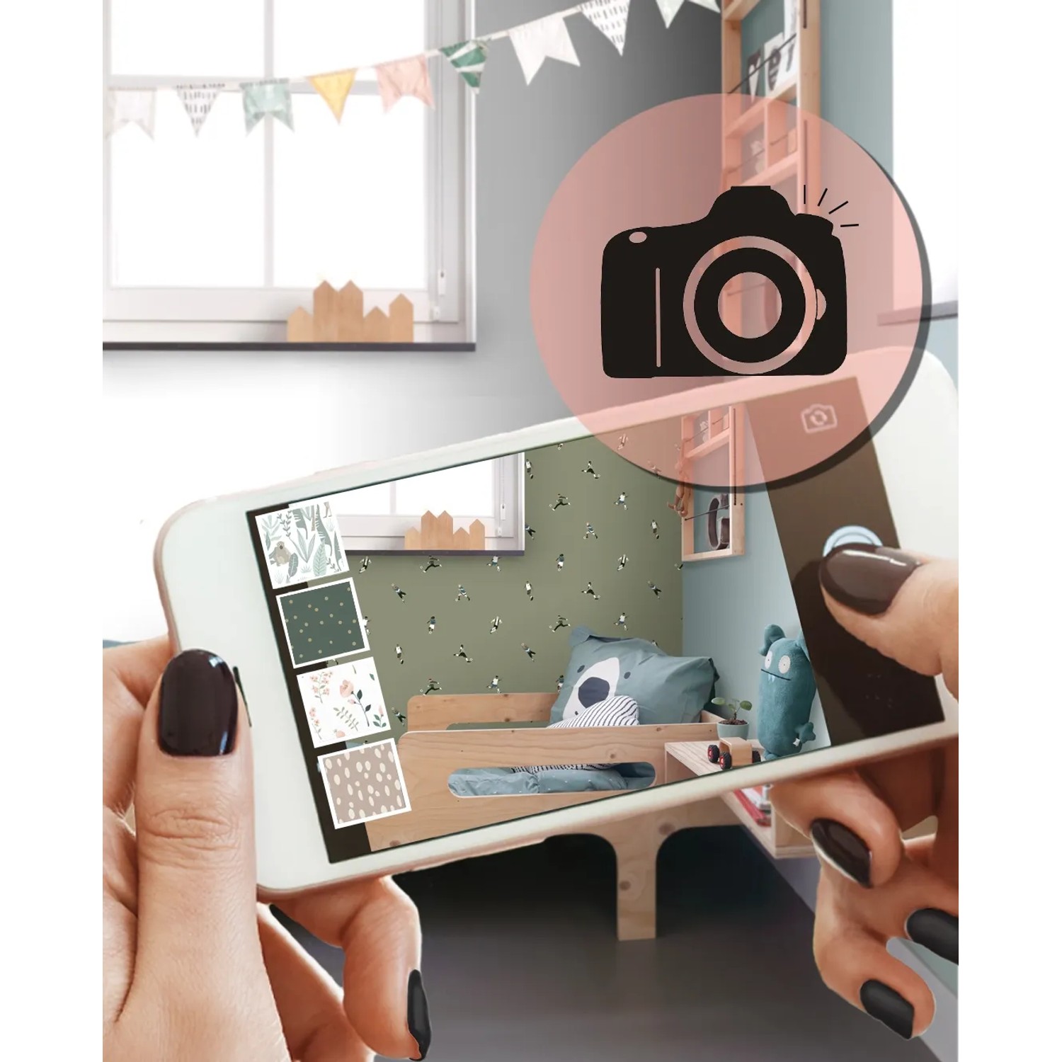 Hände halten Smartphone mit AR-Ansicht: Kinderzimmerwand mit olivgrüner Tapete, Bett. Weitere Tapetenmuster zur Auswahl.