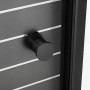 Schwarzer runder Griff an Aquabatos Dusch-Falttür mit matt schwarzen Profilen und horizontal gestreiftem Sicherheitsglas.