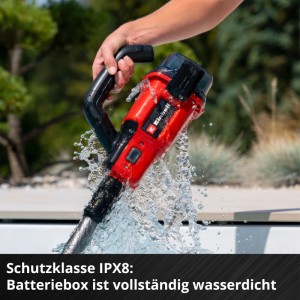 Roter Einhell Akku Poolsauger GE-PV 18 42 Li im Pool, wasserdichte IPX8 Batteriebox. Für kabellose Poolreinigung.