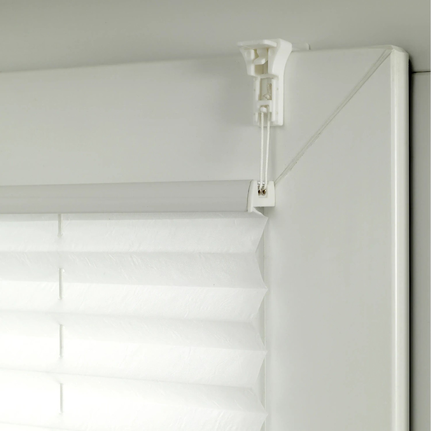 Gardinia EasyFix Plissee Greta, 50x130 cm, mintgrün, am Fensterrahmen befestigt.