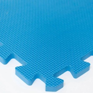 Blaue LittleTom Kinder Puzzlematte aus EVA-Schaumstoff. Strukturierte Oberfläche, Stecksystem für Spiel & Kindersicherheit.