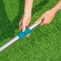 Bestway Pool Teleskopstange (104-457cm) aus Aluminium, mit Händen beim Verstellen.