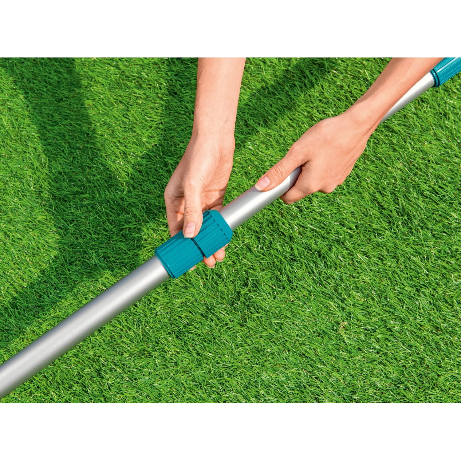 Bestway Pool Teleskopstange (104-457cm) aus Aluminium, mit Händen beim Verstellen.