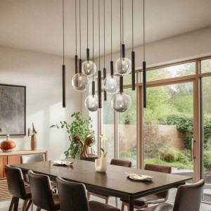 Moderne Lucande Pendelleuchte Lumavia, 12-flammig, schwarz, Glas, über Esstisch.
