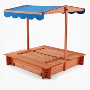 Holz Sandkasten mit blauem Dach und Sitzbänken, die als Abdeckung dienen.