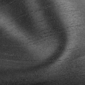Detailaufnahme des dunkelgrauen Arsvita Flächenvorhangs Alessia mit feiner Textur.
