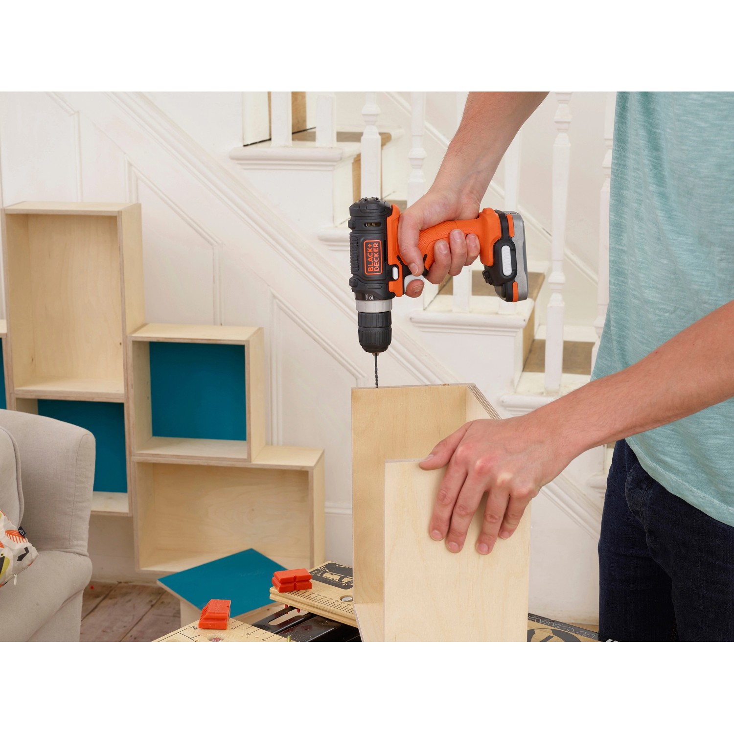 Black+Decker Akku-Bohrschrauber BDCDD12USB Solo beim Schrauben in Holz.