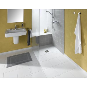 Begehbares, rechteckiges Duschboard 90x90 cm mit senkrechtem Ablauf in modernem Badezimmer.