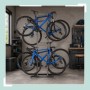 Freistehender Relaxdays Fahrradständer aus Stahl für 4 Fahrräder mit Korb in einer Garage. Platzsparende Aufbewahrung.