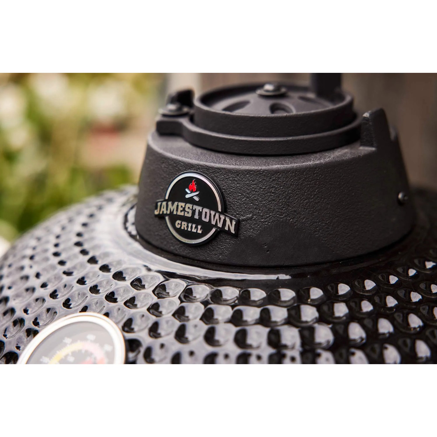 Detailaufnahme: Schwarzer Jamestown Keramik-Holzkohlegrill Marwin M mit Temperaturanzeige.