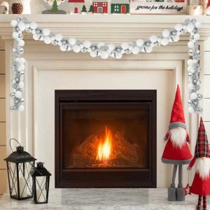 Weihnachtliche Girlande in Weiß und Silber mit Kugeln, ideal als Deko für Kamin oder Tür.