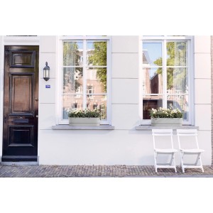 Elho Greenville Blumenkasten in Beton-Optik auf einer Fensterbank mit weißen Blumen.