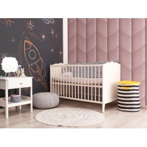 Rosa Wandkissen Quadrat 30x30 cm Samt als Deko-Paneel im Kinderzimmer.