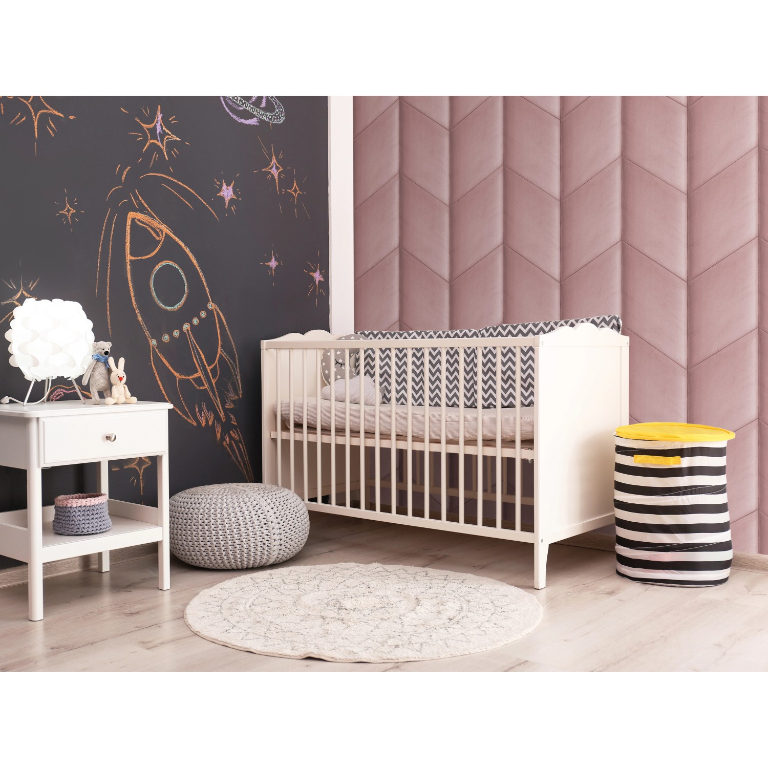 Rosa Wandkissen Quadrat 30x30 cm Samt als Deko-Paneel im Kinderzimmer.