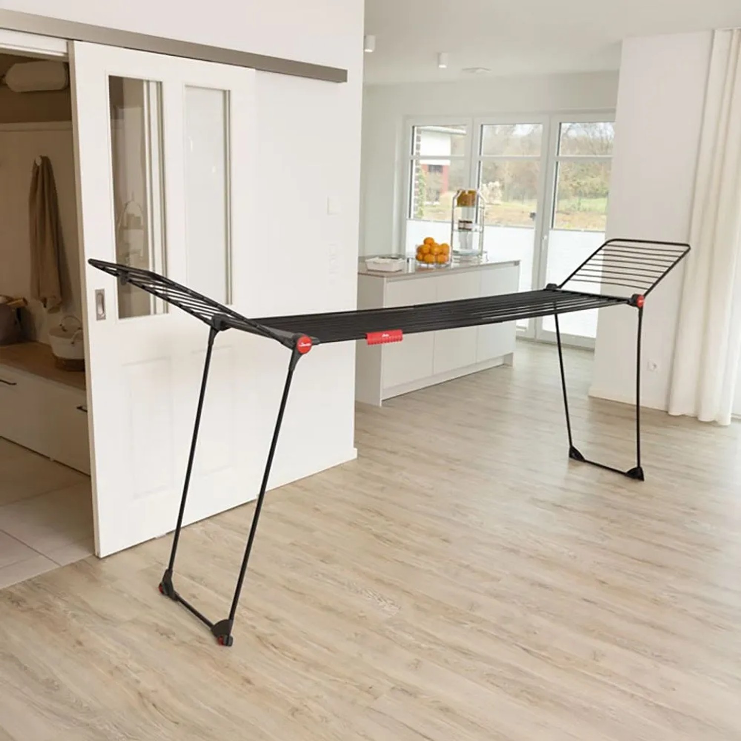 Vileda Wäschetrockner Infinity Flex Ultimate, schwarz, mit ausziehbarem Mittelteil und hohen Flügeln.