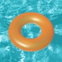 Orangefarbener Bestway Schwimmring im Wasser, Durchmesser 76 cm.