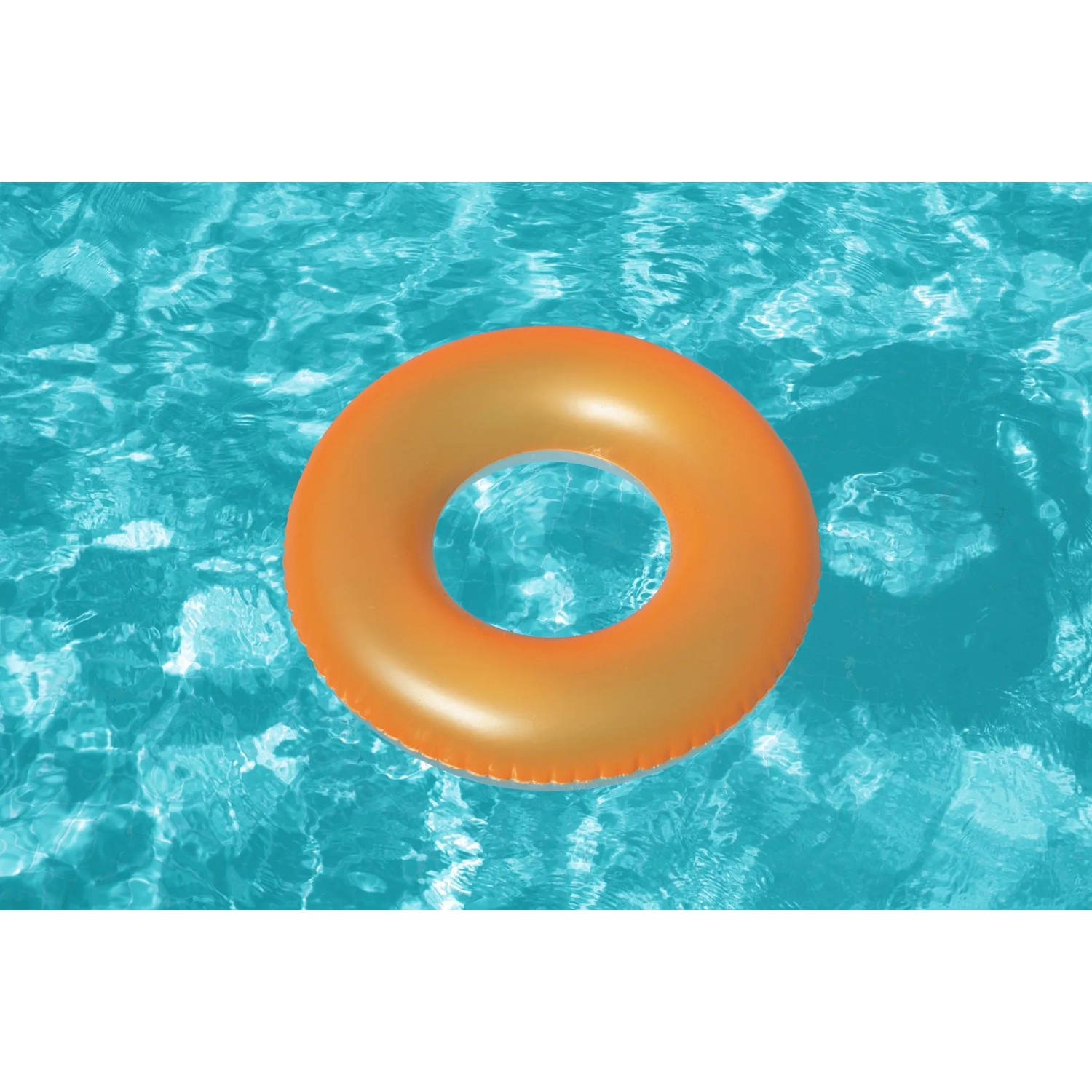 Orangefarbener Bestway Schwimmring im Wasser, Durchmesser 76 cm.