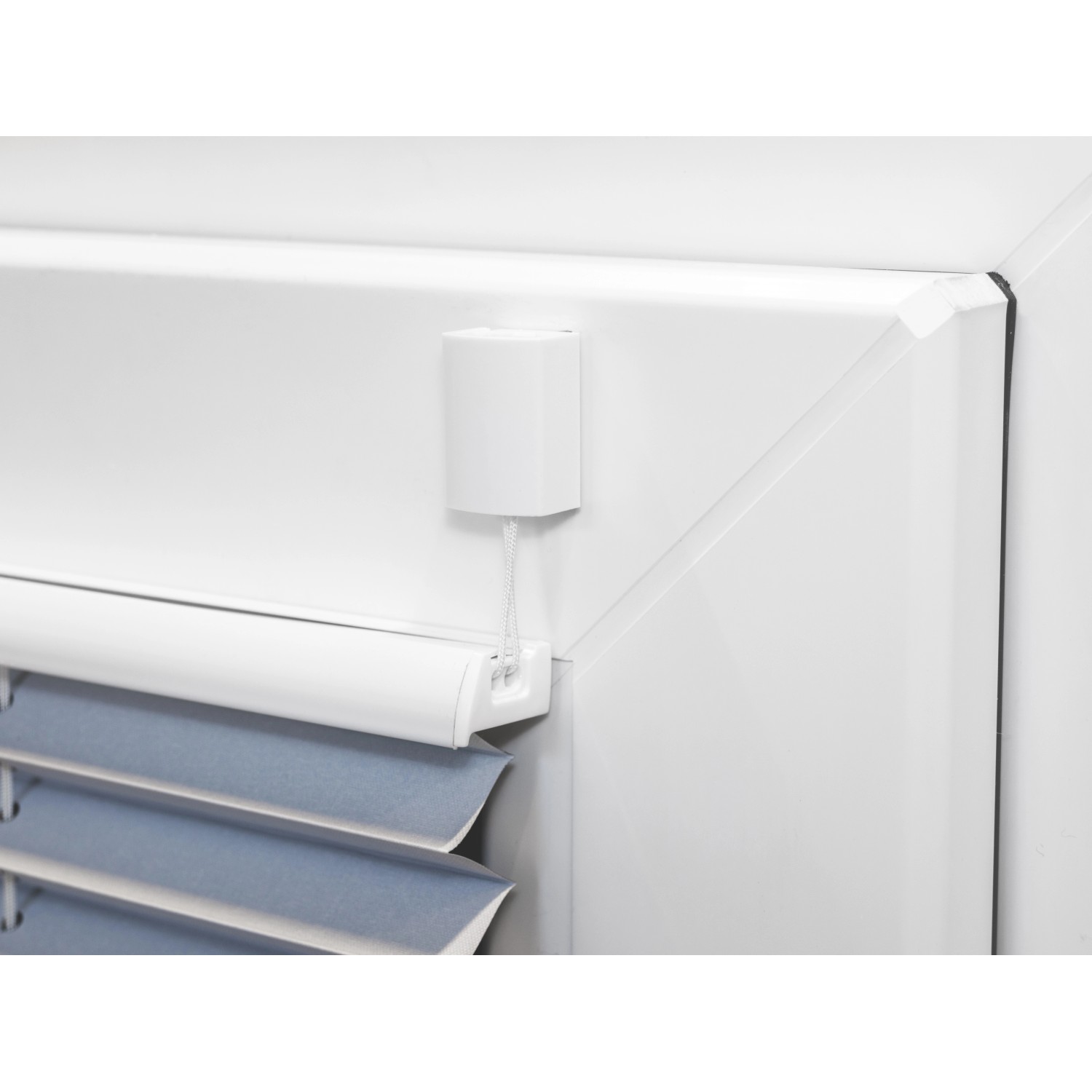 Detailaufnahme: Weißes Spannplissee Valeria mit Zugschnur, montiert am Fensterrahmen.