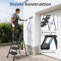 Schwarzer Sekey Klapptritt mit 4 rutschfesten Stufen, stabil bis 150 kg. Mann streicht Wand. Verstärkte Gelenke.