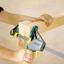Wolfcraft Terrassenbau Set: Montagezwinge fixiert Holzbalken bei Terrassenarbeiten.