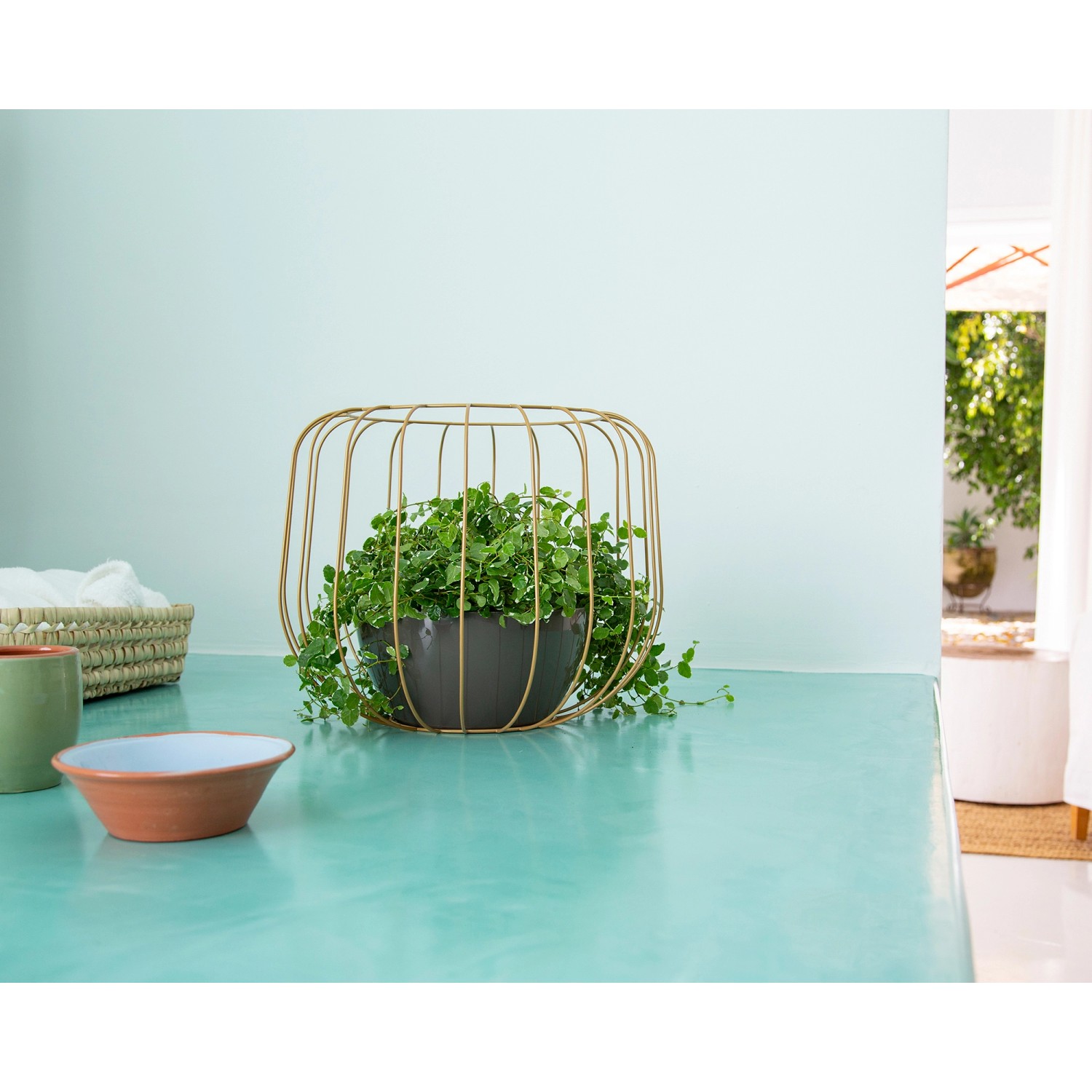 Weiße Artevasi San Remo Pflanzschale (Ø 23cm) mit Pflanze in goldfarbenem Metallkorb.