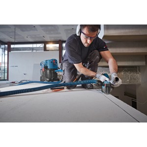 Bosch Professional GDE125EA-S Staubabsaugung für Winkelschleifer im Einsatz mit Staubsauger.