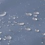 Wasserabweisendes Madison Zierkissen Outdoor Magic Grün, Detailaufnahme der Oberfläche mit Wassertropfen.
