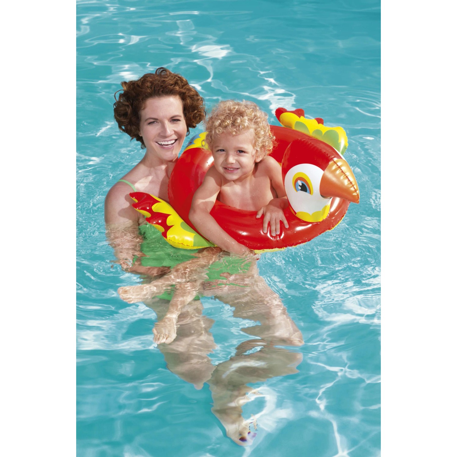Kind mit Bestway Schwimmring im Tierdesign (Papagei) im Pool.