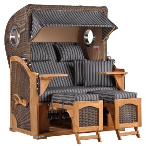 Strandkorb Rantum Teak mit grau-weiß gestreiften Polstern und Bullauge.