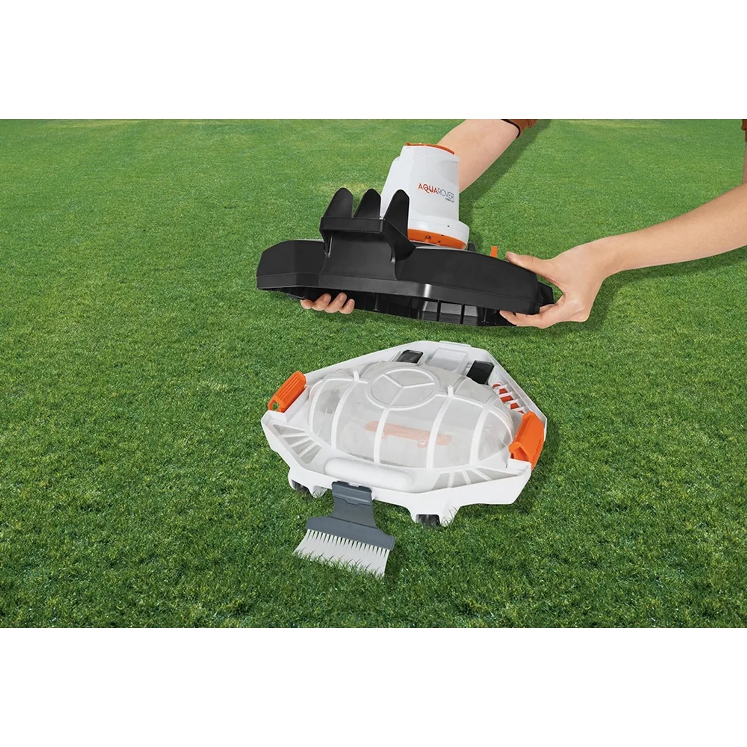 Flowclear Aquarover Poolroboter, teilzerlegt auf Rasen, zur Poolbodenreinigung.