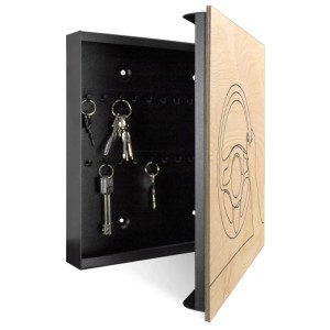 Offener Banjado Schlüsselkasten aus Holz, schwarz, mit Lenkrad Motiv und Schlüsseln an Haken.