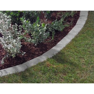 Graue Mähkante Mini aus Beton, 24x10x4,5 cm, als Rasenkante im Garten.