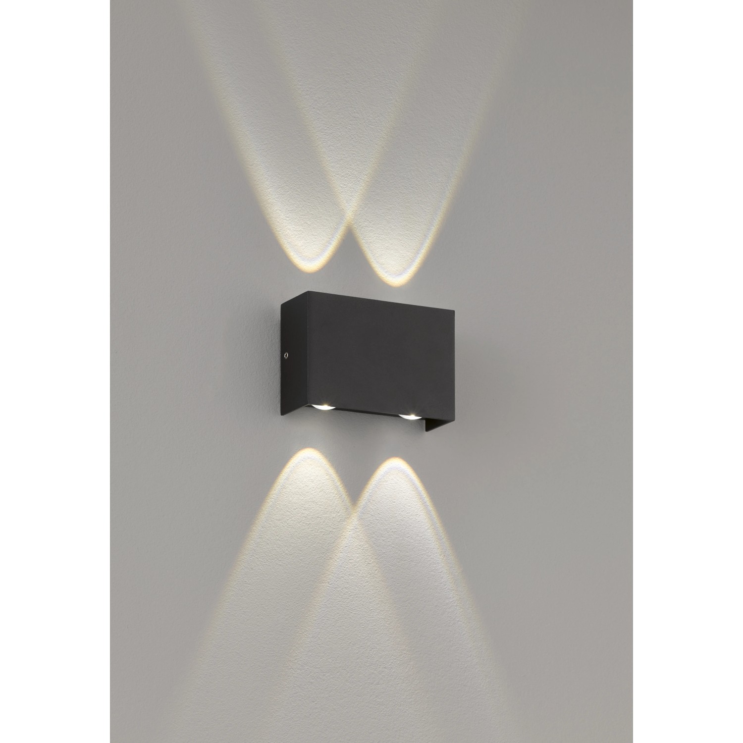 Schwarze LED-Außenwandleuchte Nairobi von Fischer & Honsel mit Lichteffekt.