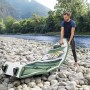 Bestway Hydro-Force SUP River Board Set Kahawai, 310 cm, mit Paddler am Flussufer.