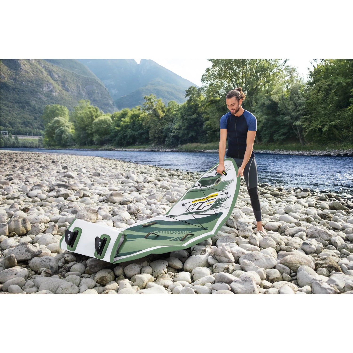 Bestway Hydro-Force SUP River Board Set Kahawai, 310 cm, mit Paddler am Flussufer.