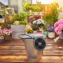 Gardena Aqua Bloom Solar-Bewässerungsset im Eimer vor bepflanztem Balkon. Automatische Bewässerung.