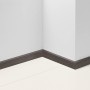 Parador Sockelleiste SL 3 Eiche D111 an Wand und Boden befestigt.