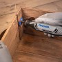 Dremel 4250 Multifunktionswerkzeug im Einsatz beim Schleifen von Holz.