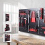 Schwarze Stahl-Werkzeuglochwand mit roten Haltern, bestückt mit Werkzeugen. Ideal für Werkstatt & Garage zur organisierten Aufbewahrung.