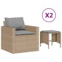 Beige 4-tlg. Garten-Sofagarnitur aus Rattan mit grauen Kissen, bestehend aus 2 Sesseln und 2 Hockern.