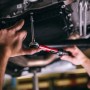 Gedore Drehmomentschlüssel im Einsatz: Schraube wird an einem Motorraum mit dem Drehmomentschlüssel festgezogen.