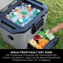 Ninja Kühlbox FrostVault mit Trockenzone, gefüllt mit Eis, Getränken und Lebensmitteln.