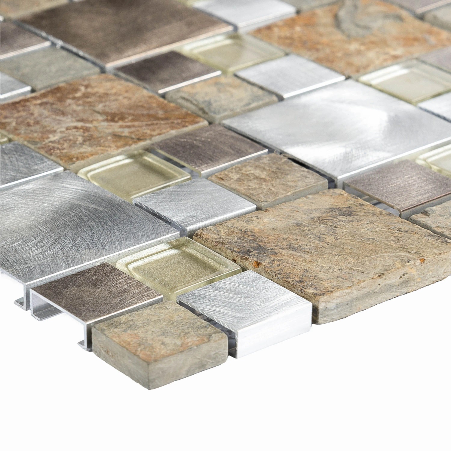 Mosaikfliese aus Glas, Aluminium und Stein in Beige, Grau und Silber, 30x30 cm.