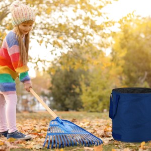 Blauer selbstaufstellender Laubsack im Herbstgarten, Kind harkt Laub. Robuster Müllbeutel für Gartenabfälle.